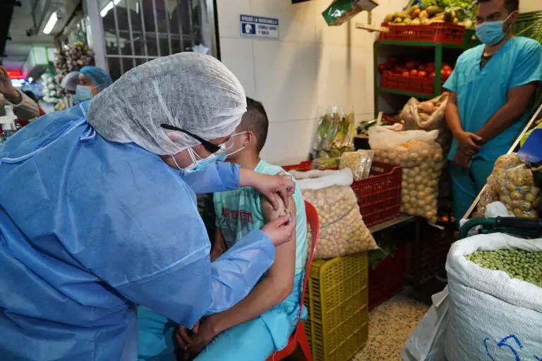 MinSalud fija como meta nacional aplicar 300 mil dosis diarias de vacunas contra covid-19