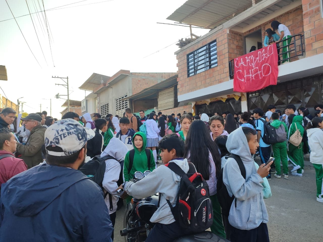 Estudiantes en Isnos se mantienen firmes en protestas