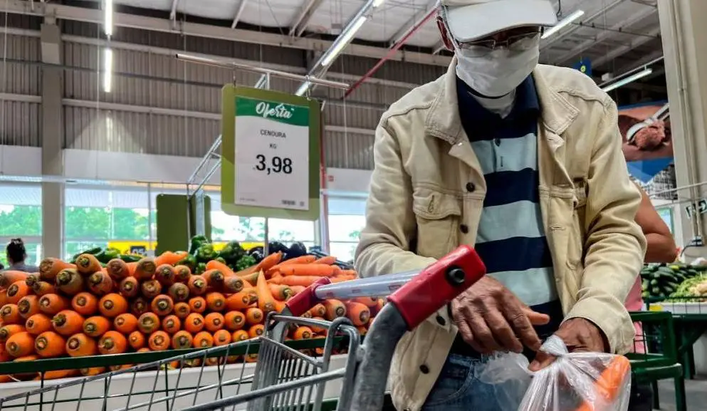 Confianza de consumidores colombianos cayó cinco puntos