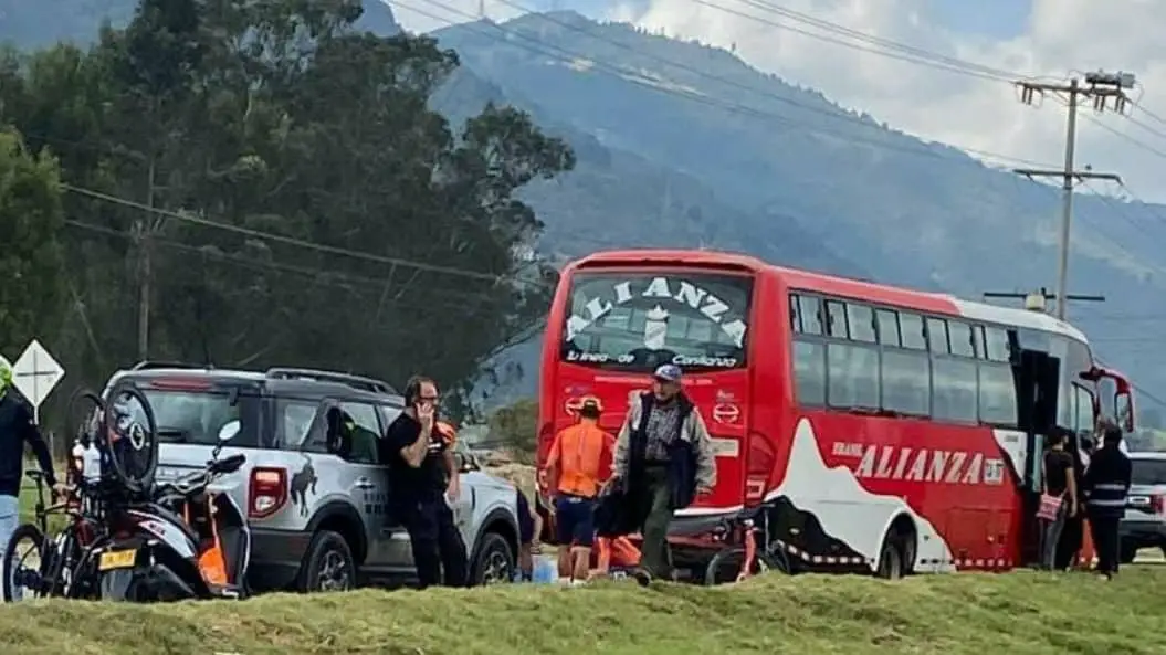 Egan Bernal chocó contra un bus en Cundinamarca mientras entrenaba