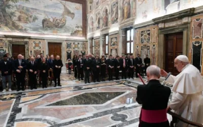 El Papa: Se necesita la oración para pasar del “para” al “con” los pobres