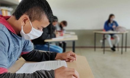 Todos los colegios de Colombia volverán a la presencialidad a partir de enero