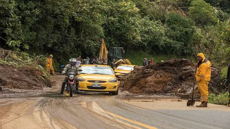 Presuntamente policías estarían cobrando a transportadores que usan la ruta alterna por derrumbe en la Panamericana