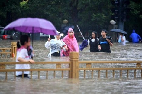 Inéditas lluvias en China dejan al menos 25 muertos entre escenas de terror
