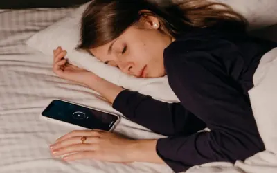 ¡Cuidado con dormir con el celular en la cama!