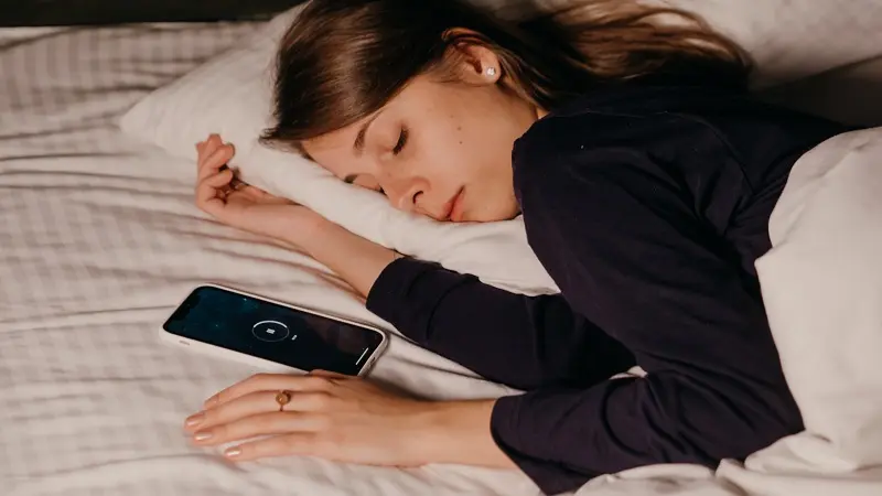 ¡Cuidado con dormir con el celular en la cama!