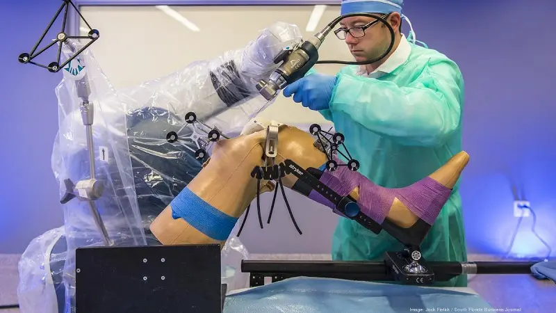 Mako, el robot cirujano que hace reemplazos articulares en Colombia