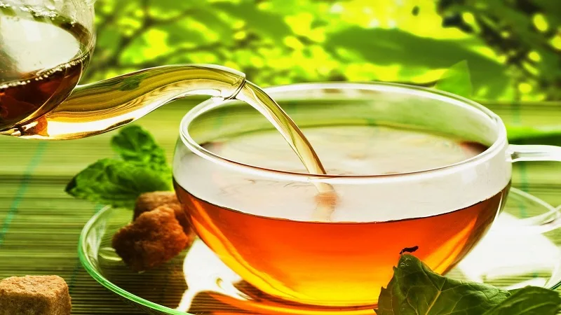 Así puede preparar un té natural para desinflamar el colon