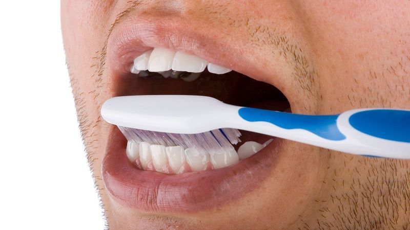 Científicos revelan cuál es el mejor cepillo de dientes para evitar la caries