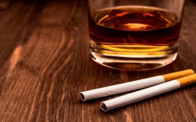 Fumar y beber licor al tiempo aumenta el riesgo de cáncer oral