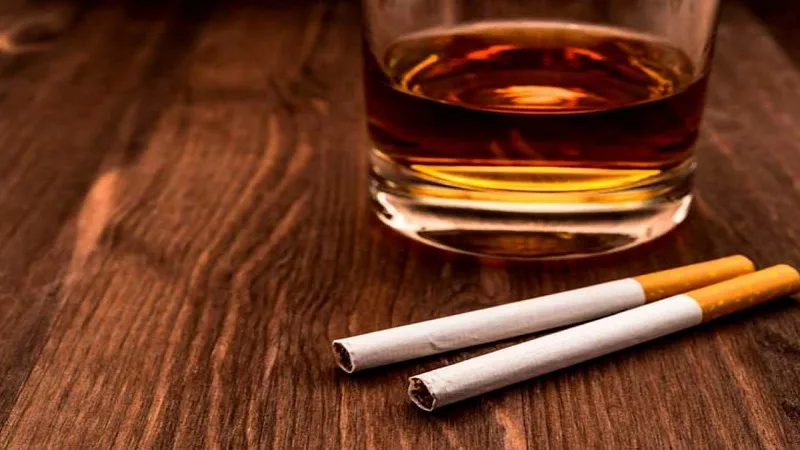 Fumar y beber licor al tiempo aumenta el riesgo de cáncer oral