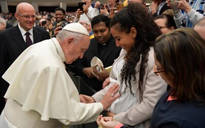 El Papa: Una madre no debe tener que elegir entre hijos y trabajo