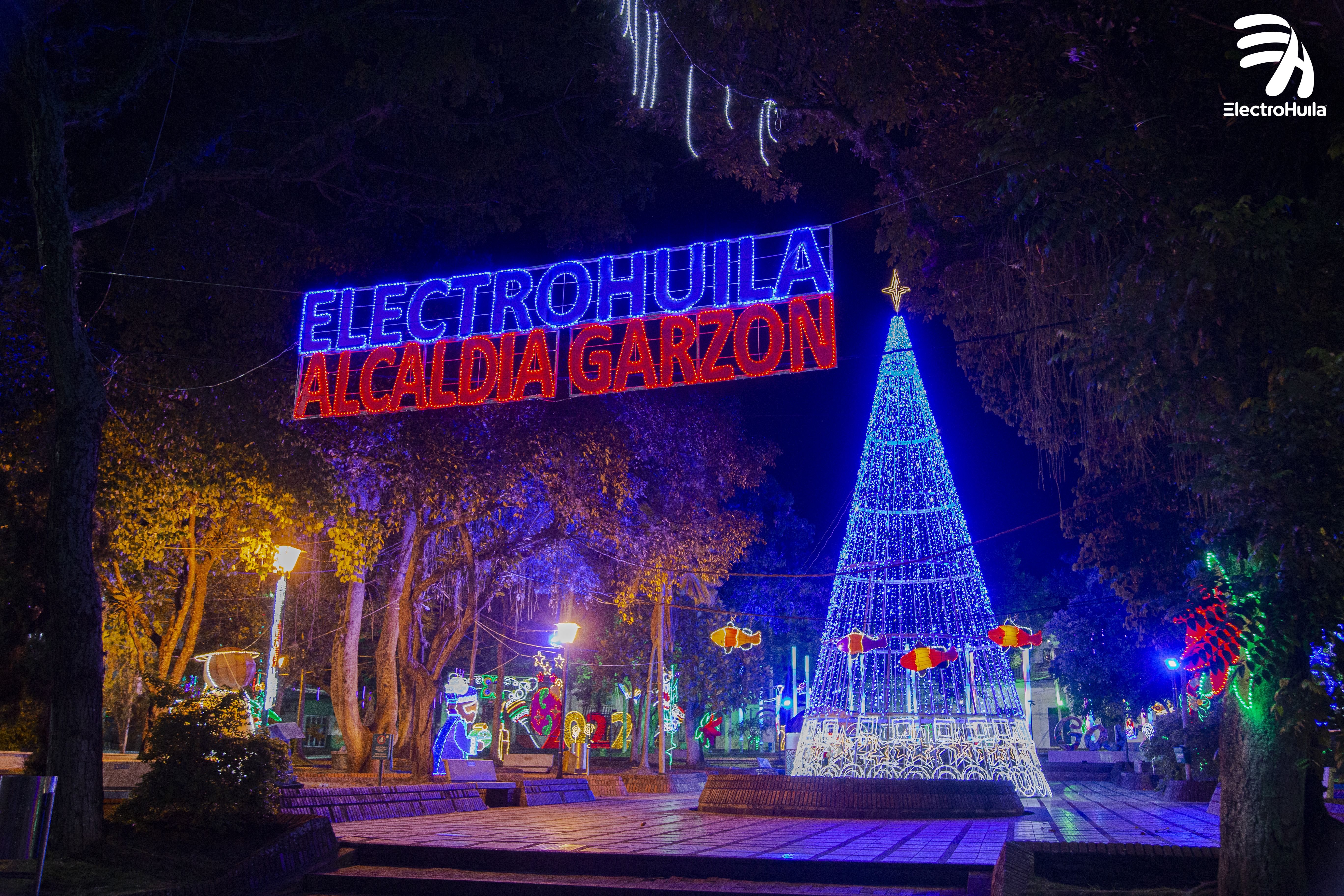 1.El municipio de Garzón iluminó el parque Simón Bolivar y el Paseo del Rosario con figuras que adornan la Navidad.