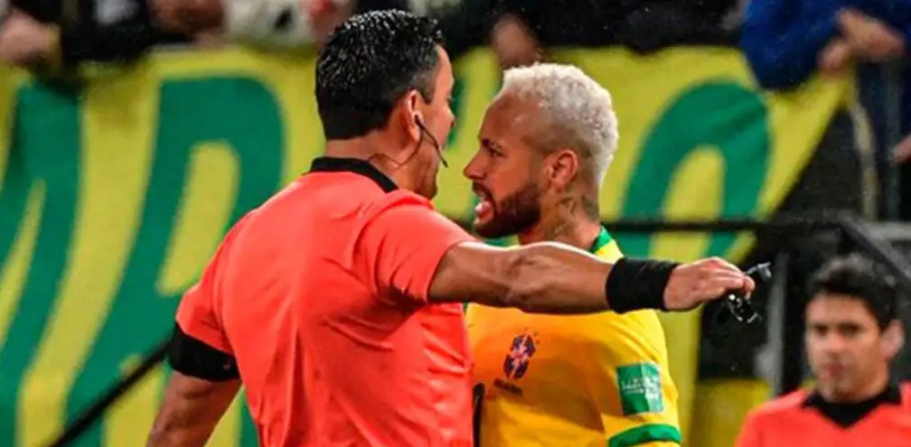 Por no expulsar a Neymar, árbitro fue suspendido