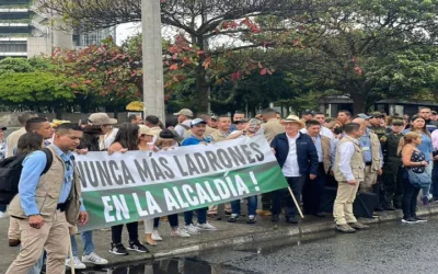Álvaro Uribe asistió a la marcha en contra la alcaldía de Daniel Quintero