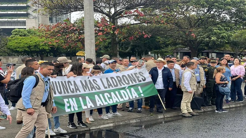 Álvaro Uribe asistió a la marcha en contra la alcaldía de Daniel Quintero