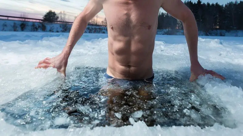 ¿Nadar en el agua helada tiene beneficios?