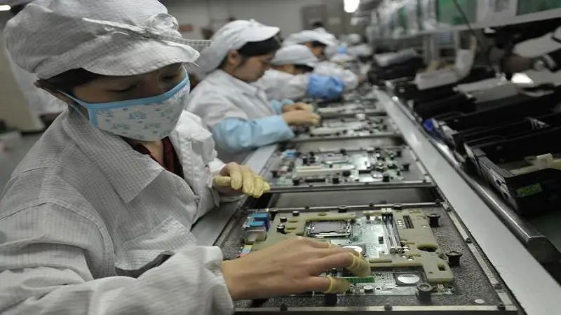 Confinamiento en zona que rodea la mayor fábrica mundial de iPhone en China