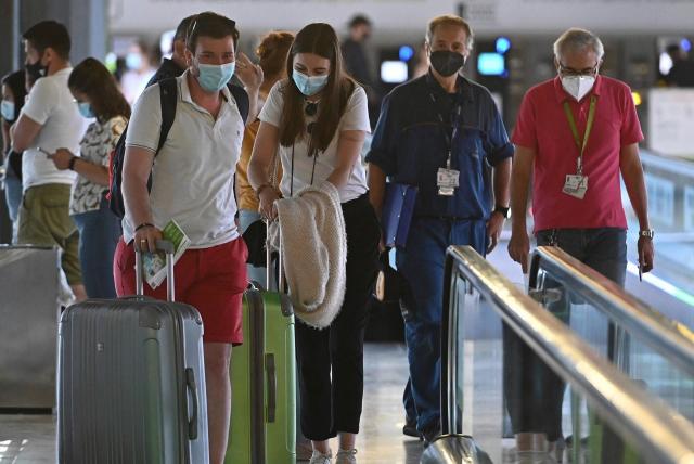 Suspenden temporalmente ingreso de viajeros colombianos a España