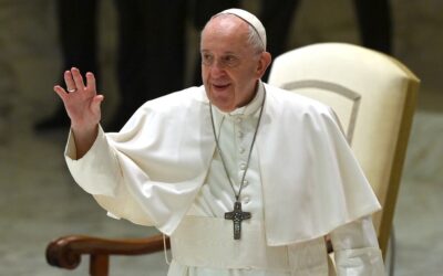 El Papa abraza a los padres de dos niñas asesinadas en la guerra