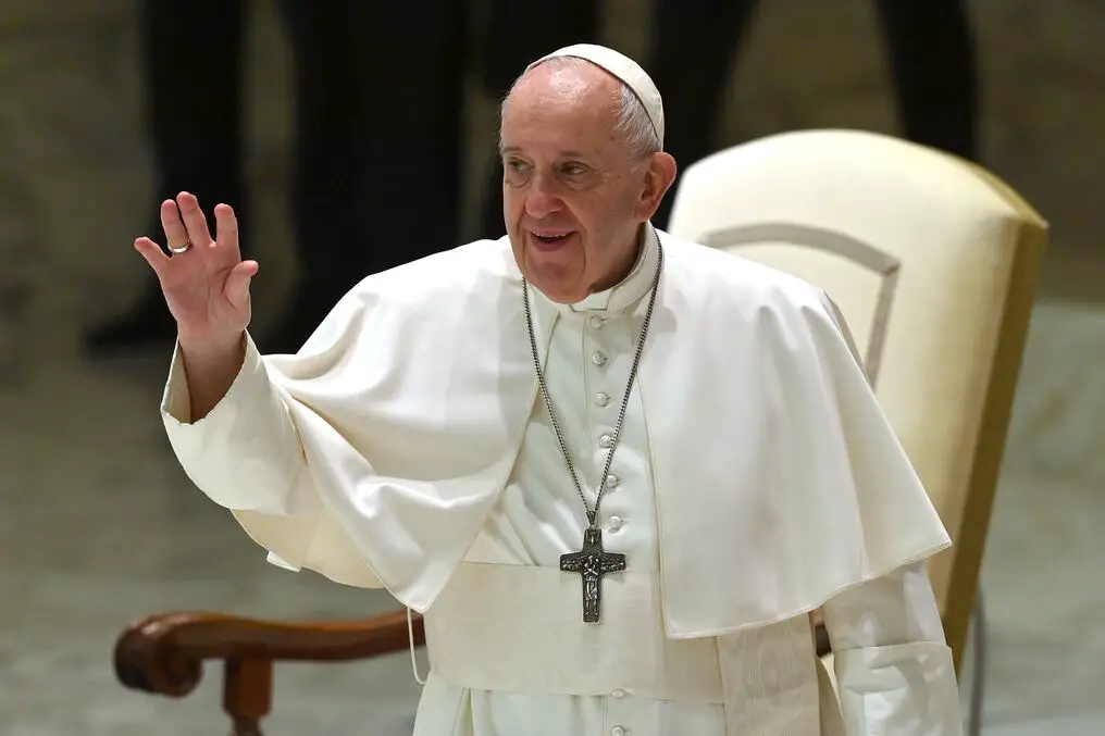 El Papa abraza a los padres de dos niñas asesinadas en la guerra