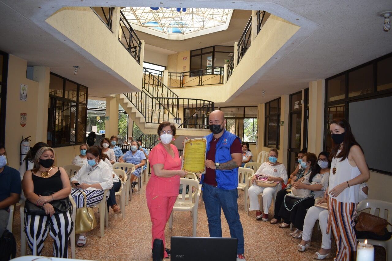 Recibió el pergamino Oscar Calderón, presidente de la Fundación Pura Vida, en la Categoría Voluntariados Destacados.