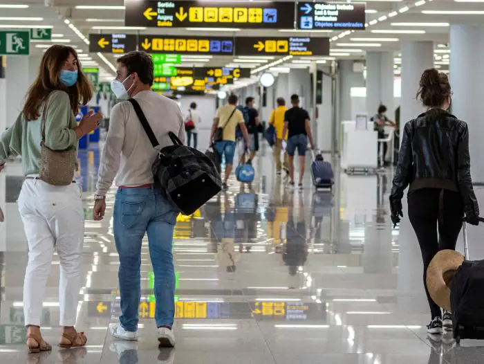 Colombia adopta cierre de vuelos desde Reino Unido