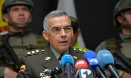 General Oscar Atehortúa deja la dirección de la Policía Nacional