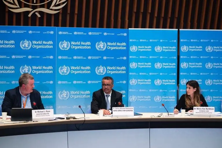 Michael Ryan, Tedros Adhanom Ghebreyesus, y Maria Van Kerkhove, brindaron una rueda de prensa en Ginebra.
