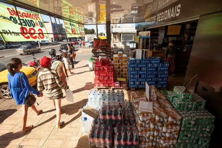 De acuerdo con el Instituto Brasileño de Geografía y Estadísticas (IBGE), la subida de la inflación en noviembre fue impulsada principalmente por el aumento de los precios de los alimentos, que tuvieron una variación del 2,54 %. EFE/Joédson Alves/Archivo