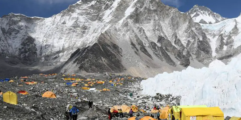 Hallan químicos tóxicos permanentes en la nieve del Everest