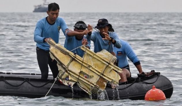 Hallan dos cajas negras del avión que cayó en aguas de Indonesia