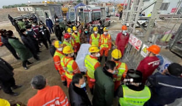 Rescatan a once mineros atrapados en mina de oro en China