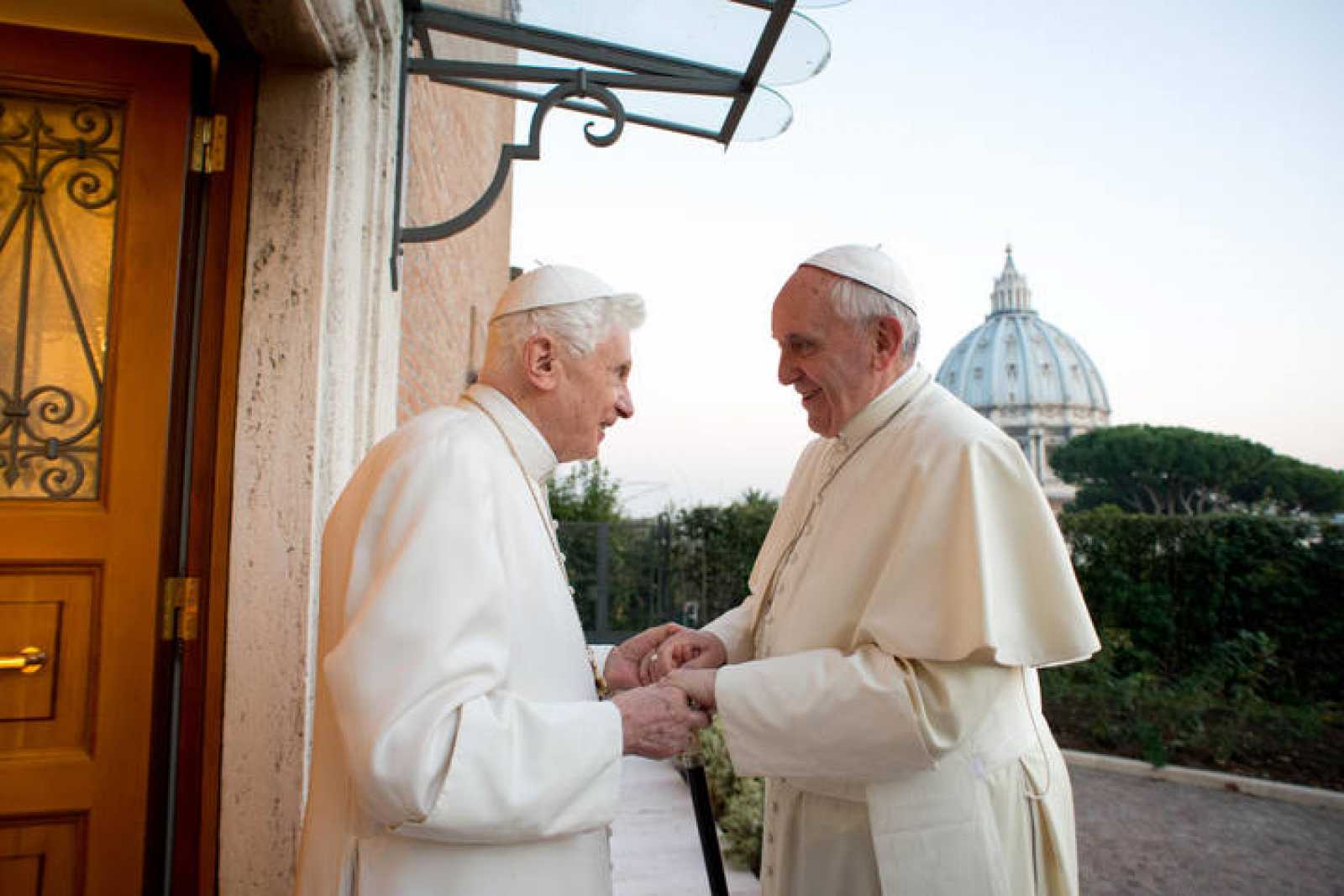 Papa Francisco y Benedicto XVI recibieron primera dosis de la vacuna contra el COVID-19