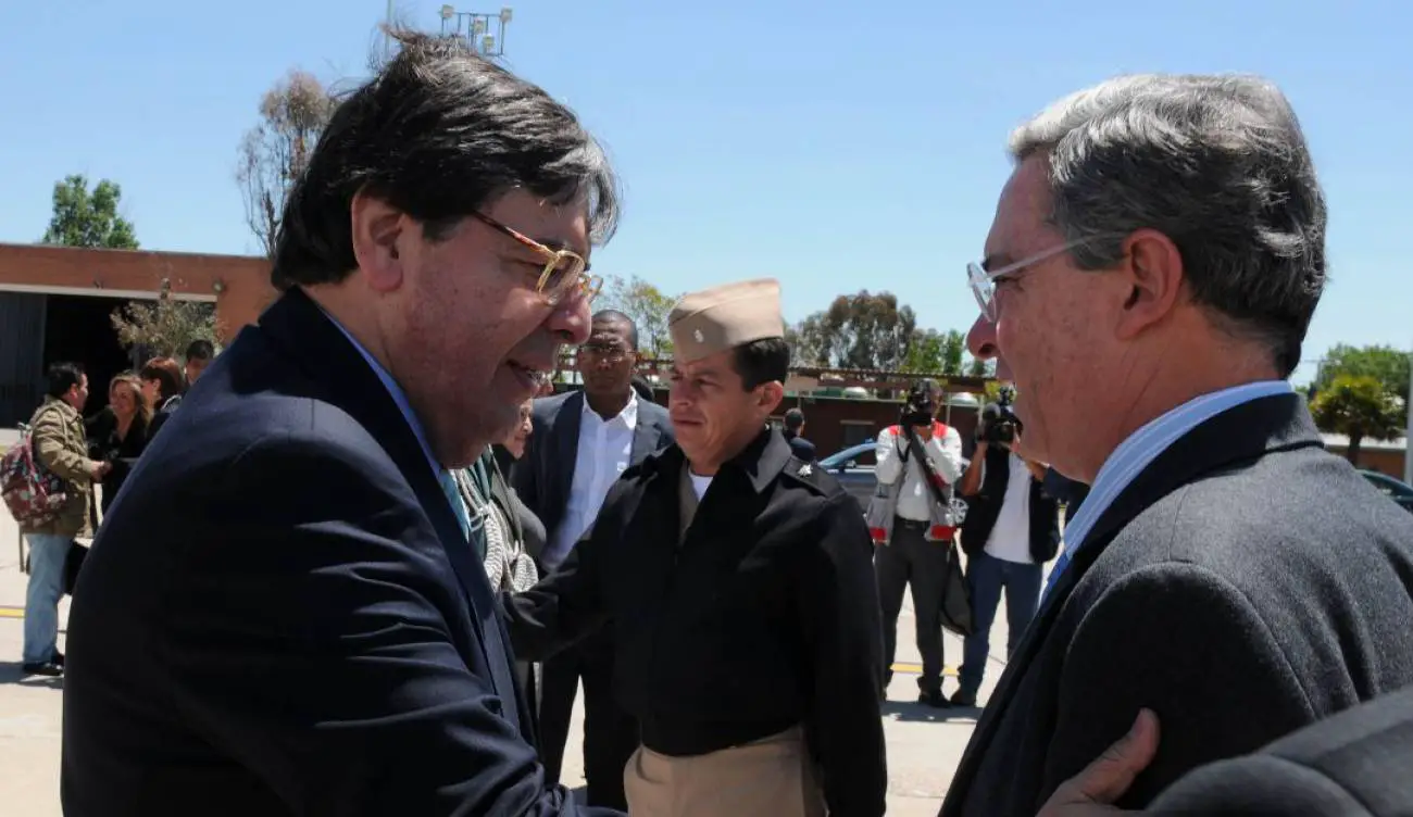 «Parte el alma el fallecimiento del ministro Carlos Holmes Trujillo»: Uribe