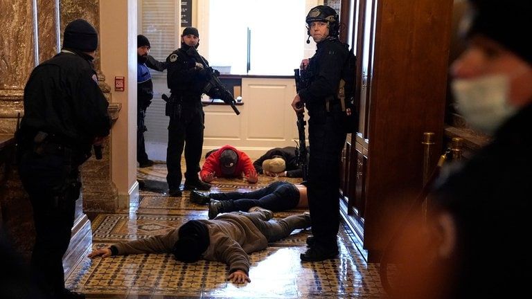 Los manifestantes interactúan con la policía del Capitolio dentro del edificio del Capitolio de los EE.UU. el 06 de enero de 2021 en Washington, DC (Win McNamee/Getty Images/AFP).