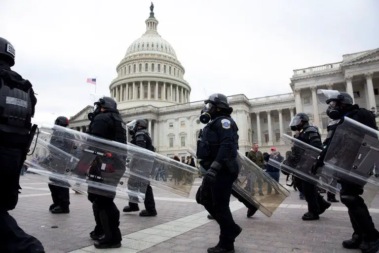 Policías custodian el Capitolio después del asalto a la institucion por parte de personas pro-Trump, el 6 de enero de 2021 en Washington (EE.UU.). EFE/EPA/MICHAEL REYNOLDS.