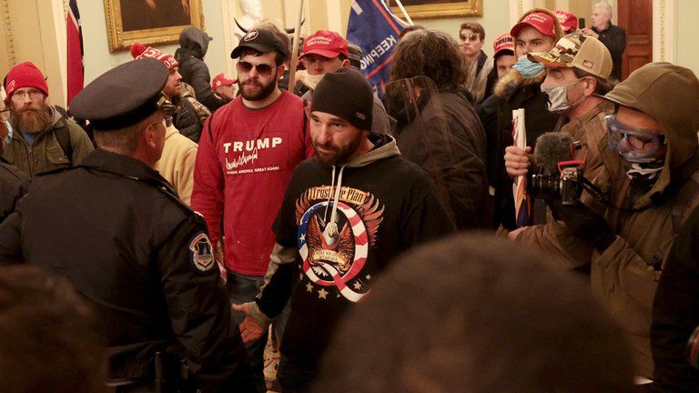 Los partidarios de Trump en el interior del Capitolio de los EEUU el 6 de enero de 2021, en Washington, DC (Foto de Saul LOEB / AFP).