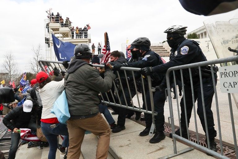 Partidarios de Trump escalaron estructuras metálicas frente al Capitolio este miércoles (AP Photo/Julio Cortez).