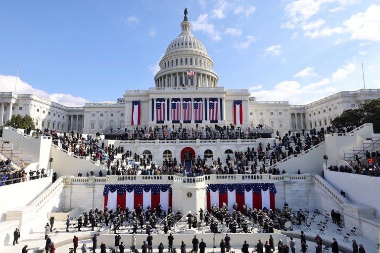Una vista general del Capitolio de EEUU durante la ceremonia de juramentación de Joe Biden como el presidente número 46. Washington, EEUU, enero 20 de 2021 (REUTERS/Jim Bourg).
