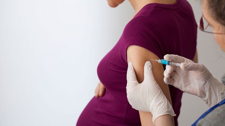 OMS afirma que las mujeres embarazadas pueden recibir la vacuna contra el COVID-19 de forma segura