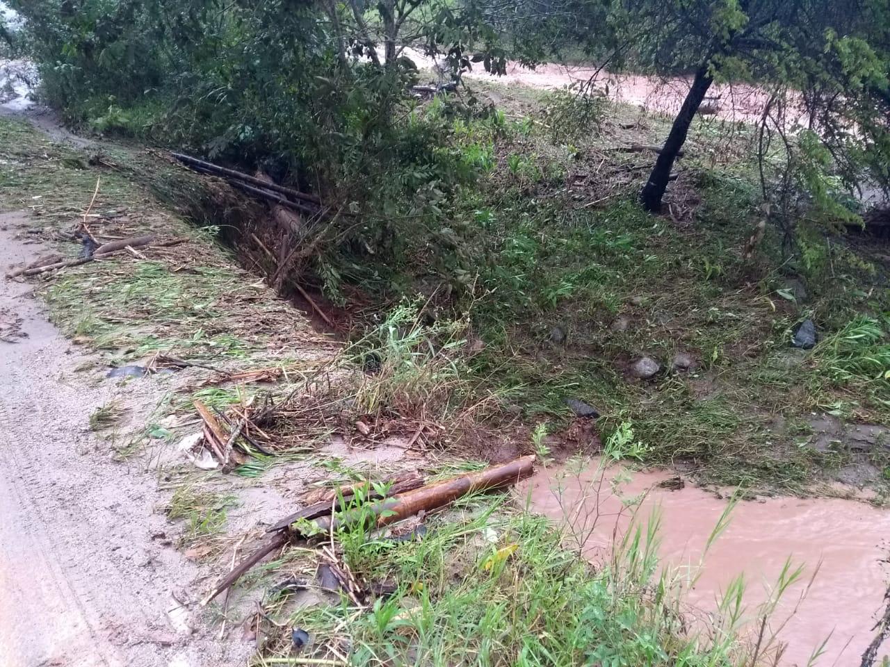 Además, socavación de ladera de quebrada Aguas Claras en el sector del puente que comunica el centro poblado de Cosanza.