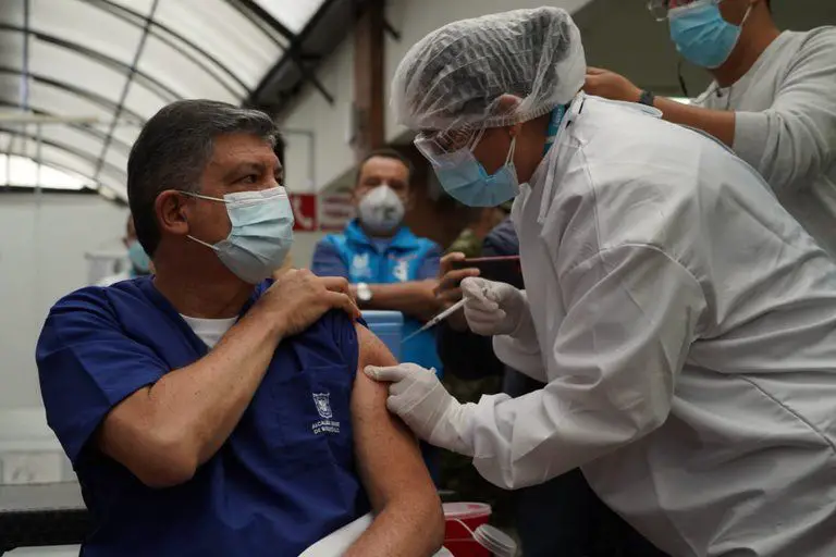 El ministro de Salud, Fernando Ruiz, dio noticias sobre el Plan Nacional de Vacunación, y anunció que los contagiados también podrán recibir los biológicos.