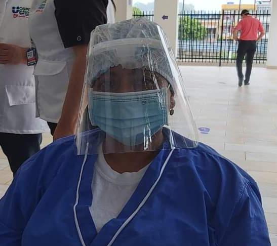 La trabajadora de servicios generales, Luzvianey Cruz, también recibirá la dosis de la inmunización.
