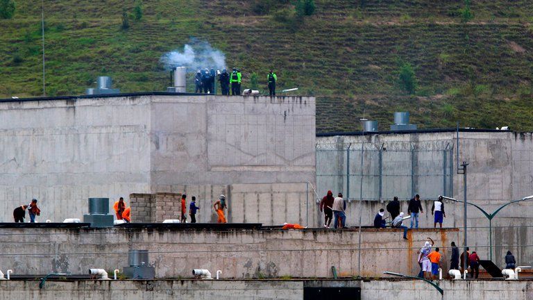 79 muertos por enfrentamientos en cárceles de Ecuador