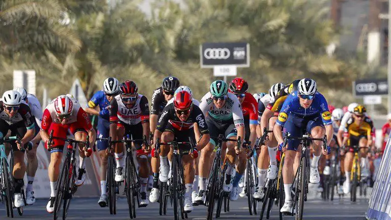 Fernando Gaviria se metió en el top 10 del sprint en la etapa 4 del Tour de los Emiratos