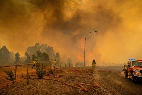 Incendio forestal en Australia arrasa con viviendas y se aumenta por el viento