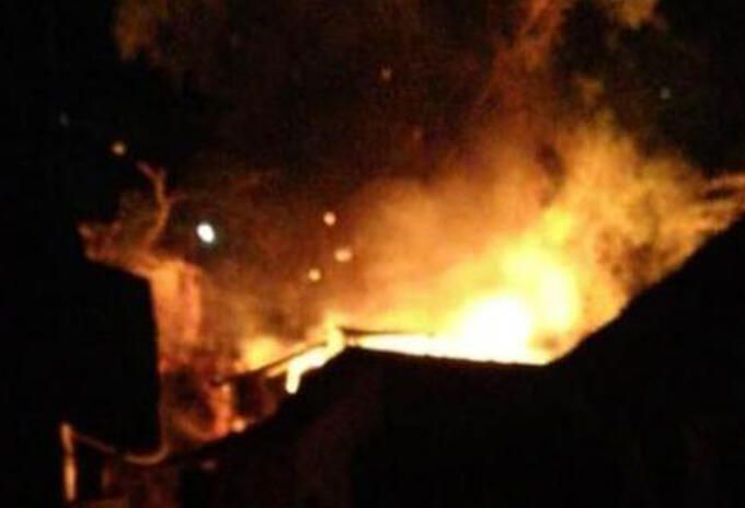 Las llamas acabaron con una vivienda campesina en Suaza