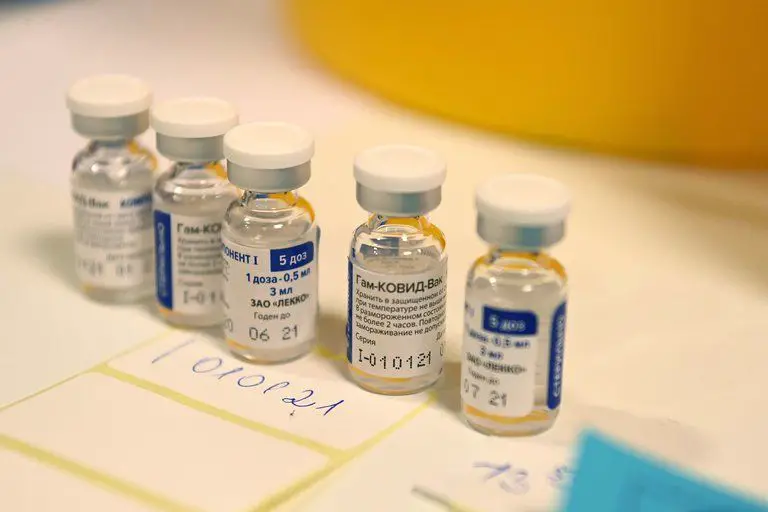 Los efectos secundarios que producen 4 de las vacunas contra el covid-19