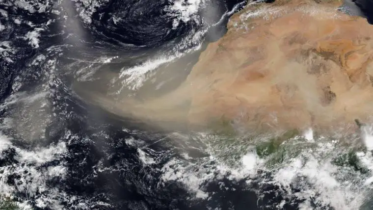 El polvo del Sahara, no permite que los rayos del sol entren de manera normal a la Tierra.
